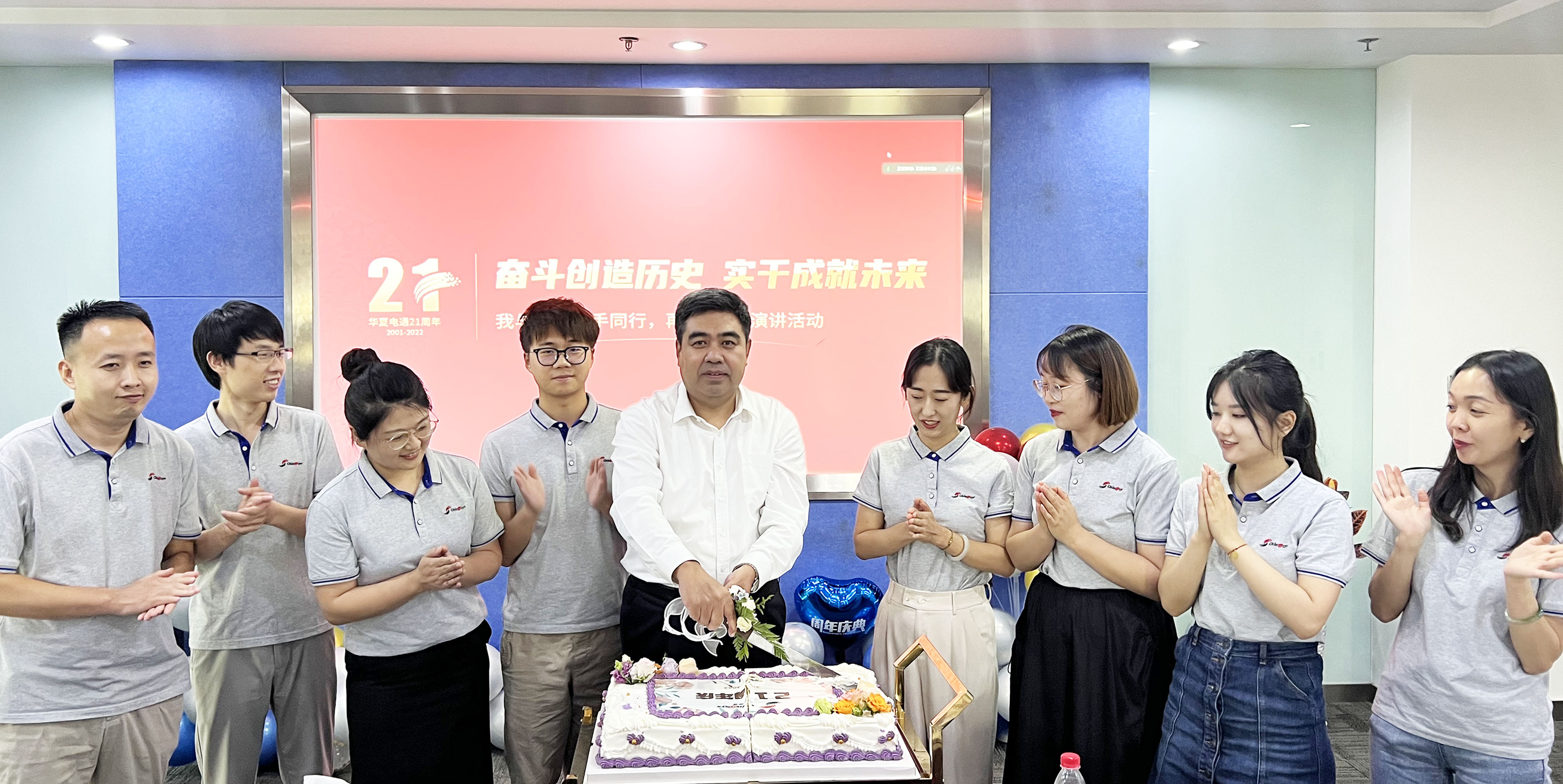 切蛋糕.jpg 切蛋糕.jpg